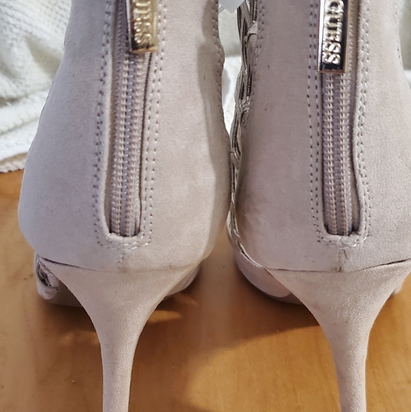 Guess - Picture 3 of 4